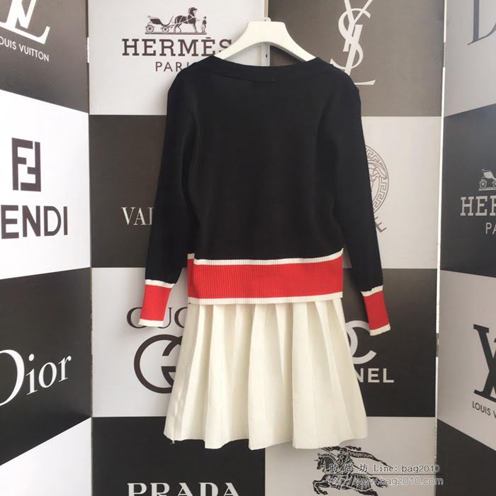 Chanel香奈兒 法國專櫃同步新款 2019春夏新款兩件套 網紅同款 V領撞色針織黑色開衫 白色百褶針織半裙  xly1317